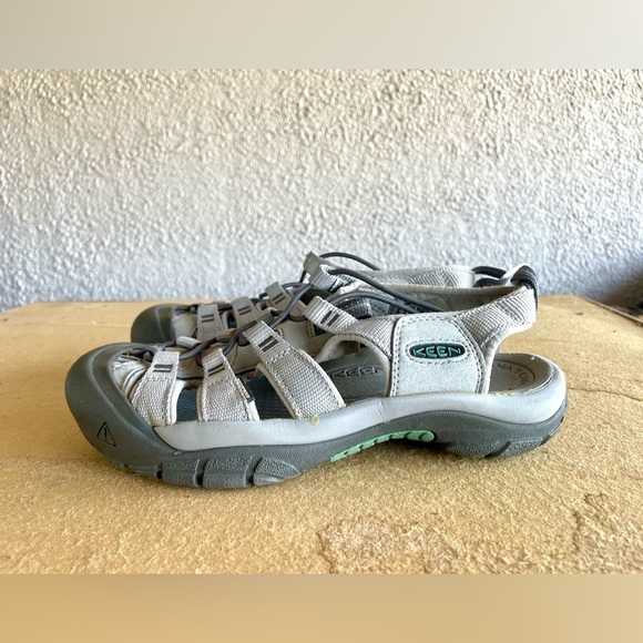 Women's 7.5 Keen Newport H2 Sandals Monochrome Safari Beige Waterproof Washable - Picture 5 of 10